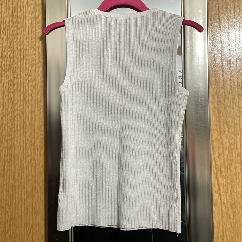Philosophy cream ribbed sleeveless sweater with V yolk size Medium - Picture 4 of 9